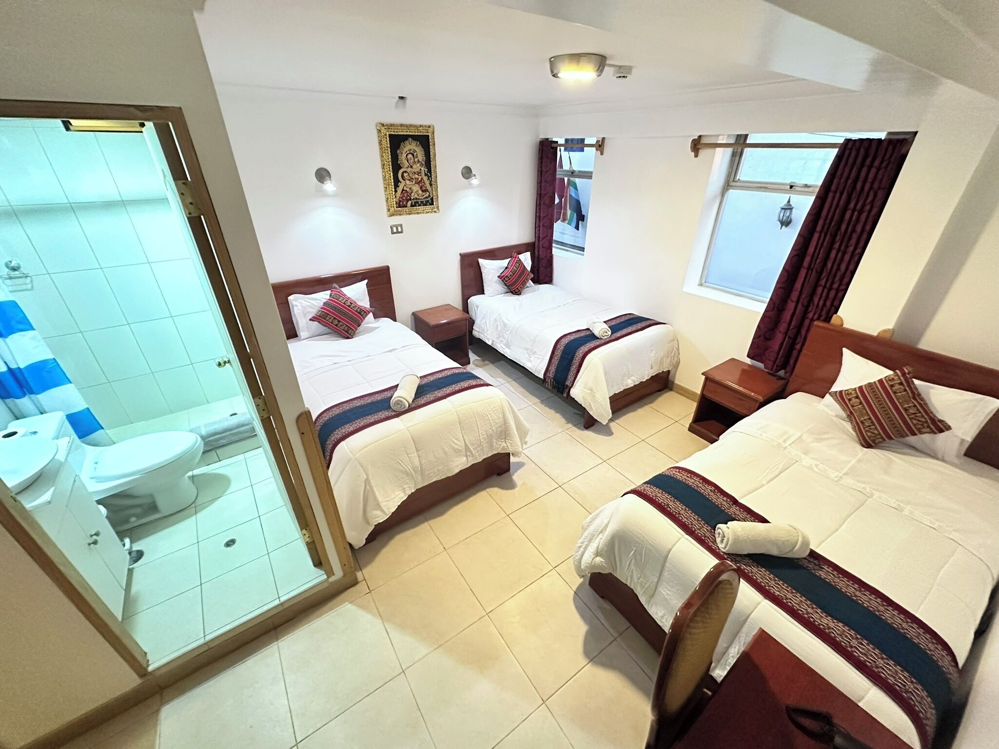 Ein Hotelzimmer mit zwei Betten, einem Badezimmer und einer Duschkabine.