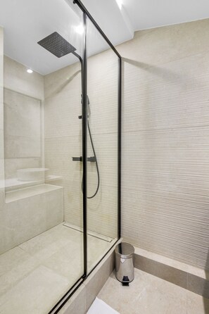 Dusche, umweltfreundliche Kosmetikartikel, Haartrockner, Handtücher