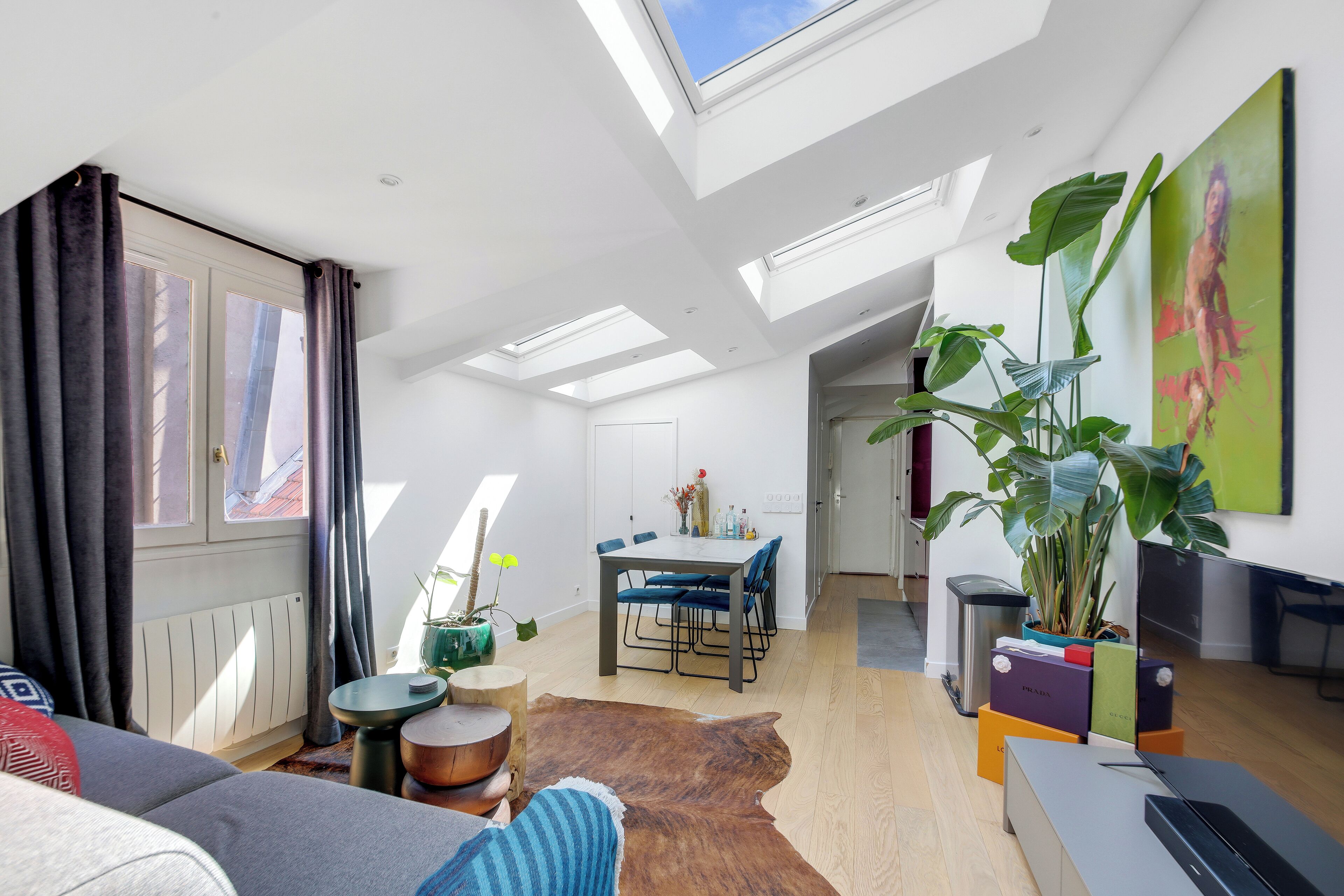 Smart-tv, böcker och en stereo