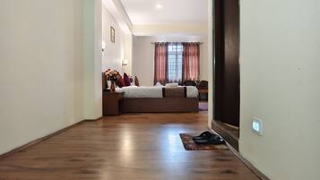 Escritorio, espacio para trabajar con laptop y wifi gratis