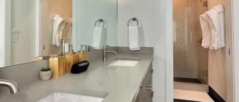 Douche, sèche-cheveux, serviettes fournies, savon