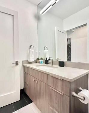 シャワー、ヘアドライヤー、タオル、石鹸