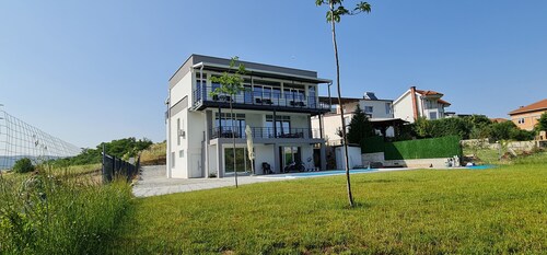 Relax in Style-Modern Lake Apartments in a Quiet Setting