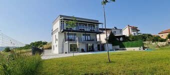 Relax in Style-Modern Lake Apartments in a Quiet Setting