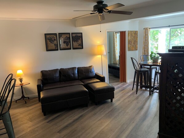 TV, books - Hidden Gem! 2BR Guest House Near LA, Glendale & Universal (Glendale)