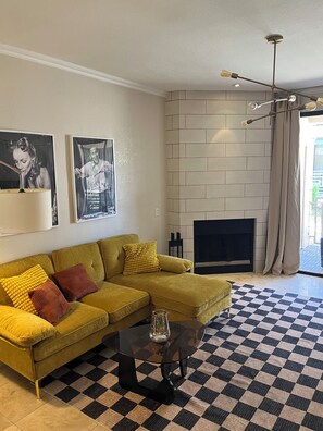 TV, fireplace