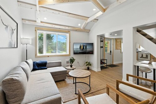 Cozy Cottage Retreat Private 2 Acres, Hot Tub