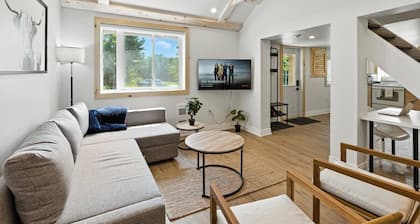 Cozy Cottage Retreat Private 2 Acres, Hot Tub