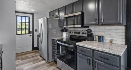 Cozy cabin in Pleasant Valley with AC - perfect getaway spot
