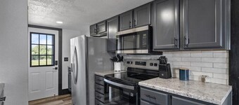 Cozy cabin in Pleasant Valley with AC - perfect getaway spot