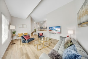 Apartemen Superior, 3 kamar tidur | Area keluarga | Televisi LCD 55-inci dengan saluran TV digital