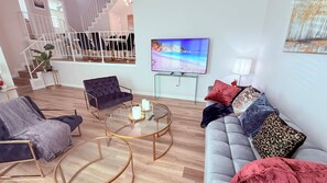 Apartamento superior, 3 quartos | Área de estar