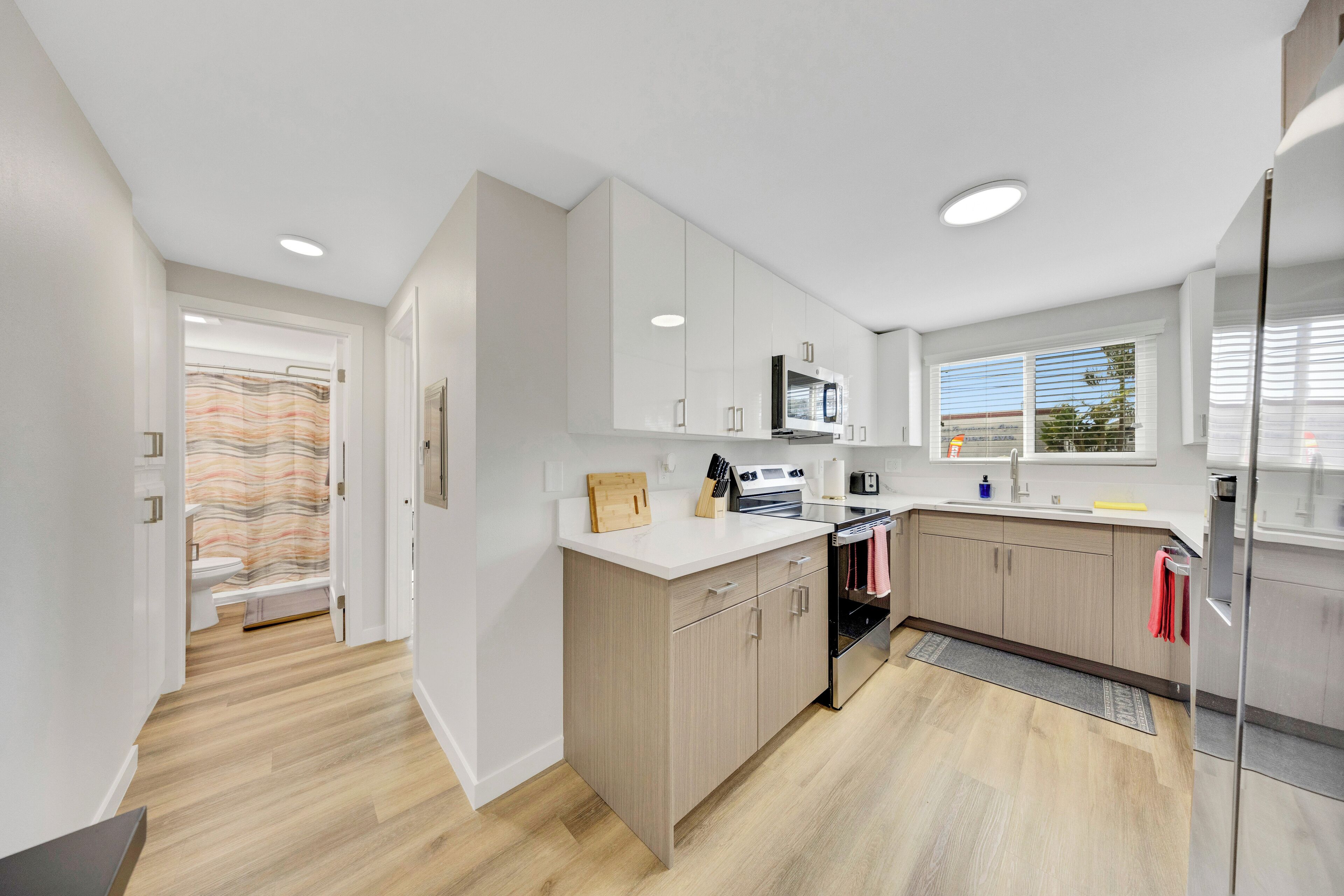 Deluxe appartement, 3 slaapkamers, niet-roken | Privékeuken | Een koelkast/vriezer, een magnetron, een oven, een kookplaat