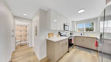 Deluxe-Apartment, 3 Schlafzimmer, Nichtraucher | Eigene Küche | Großer Kühlschrank, Mikrowelle, Ofen, Herdplatte