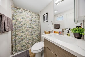 Superior Apartment, 3 Bedrooms | Bathroom | Combined shower/tub, hair dryer, towels, soap - Oneluxstay 3BR near Redondo Beach (Redondo Beach)