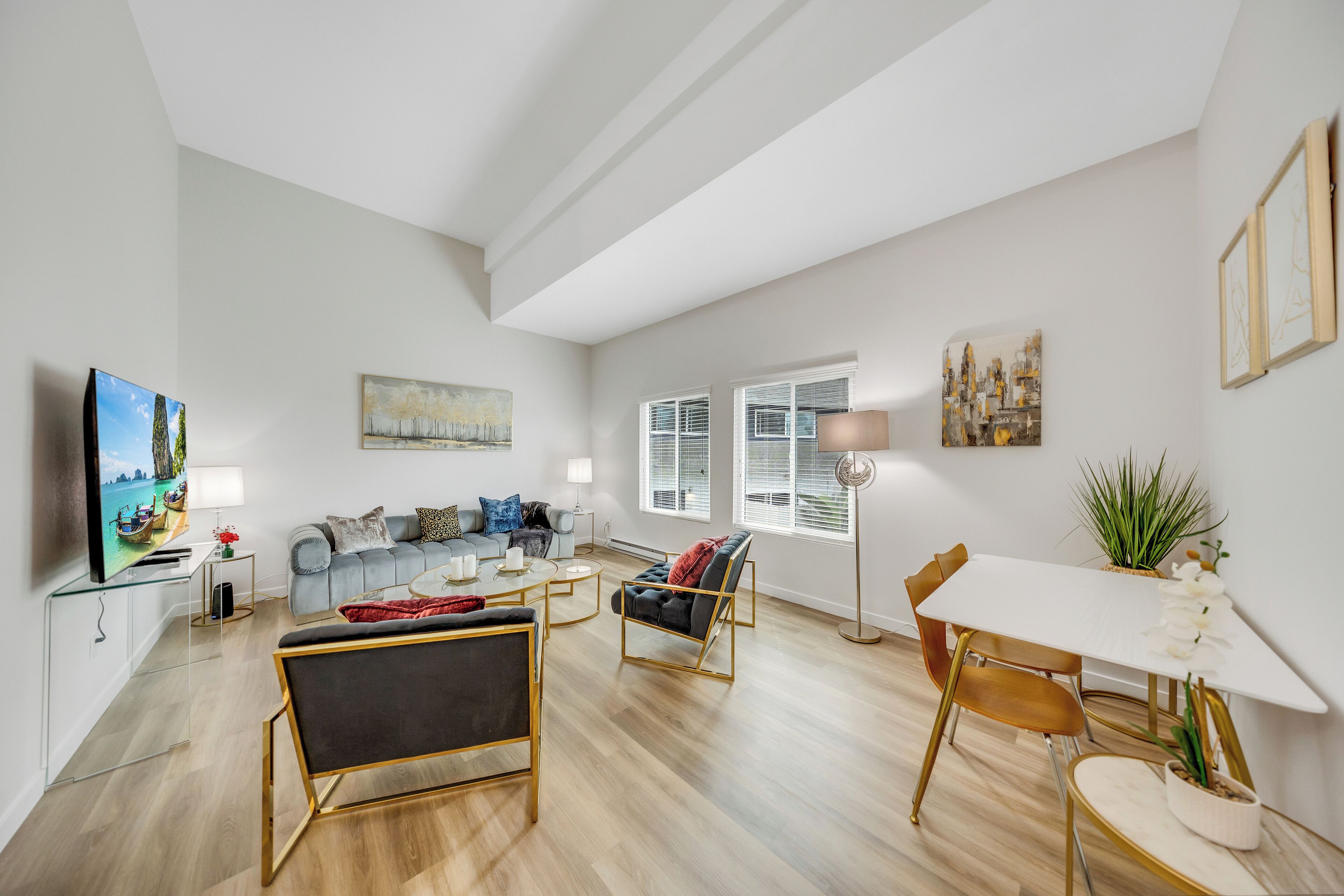 スーペリア アパートメント 3 ベッドルーム | リビング エリア | 55 インチの液晶テレビ (デジタル放送視聴可)