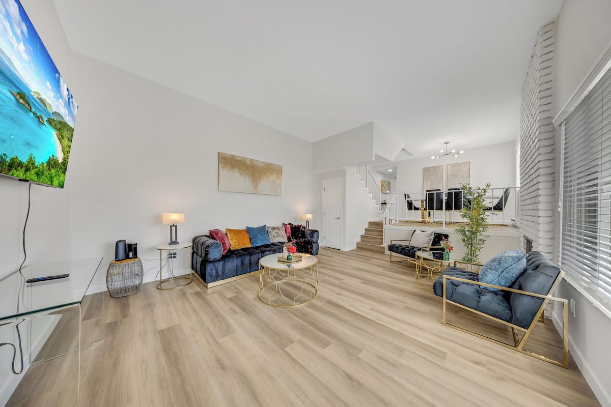 Deluxe appartement, 3 slaapkamers, niet-roken | Woonruimte | Een 55-inch lcd-televisie met digitale zenders