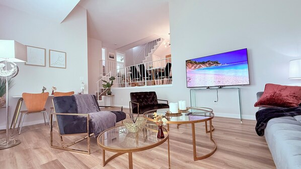 Apartamento superior, 3 quartos | Área de estar