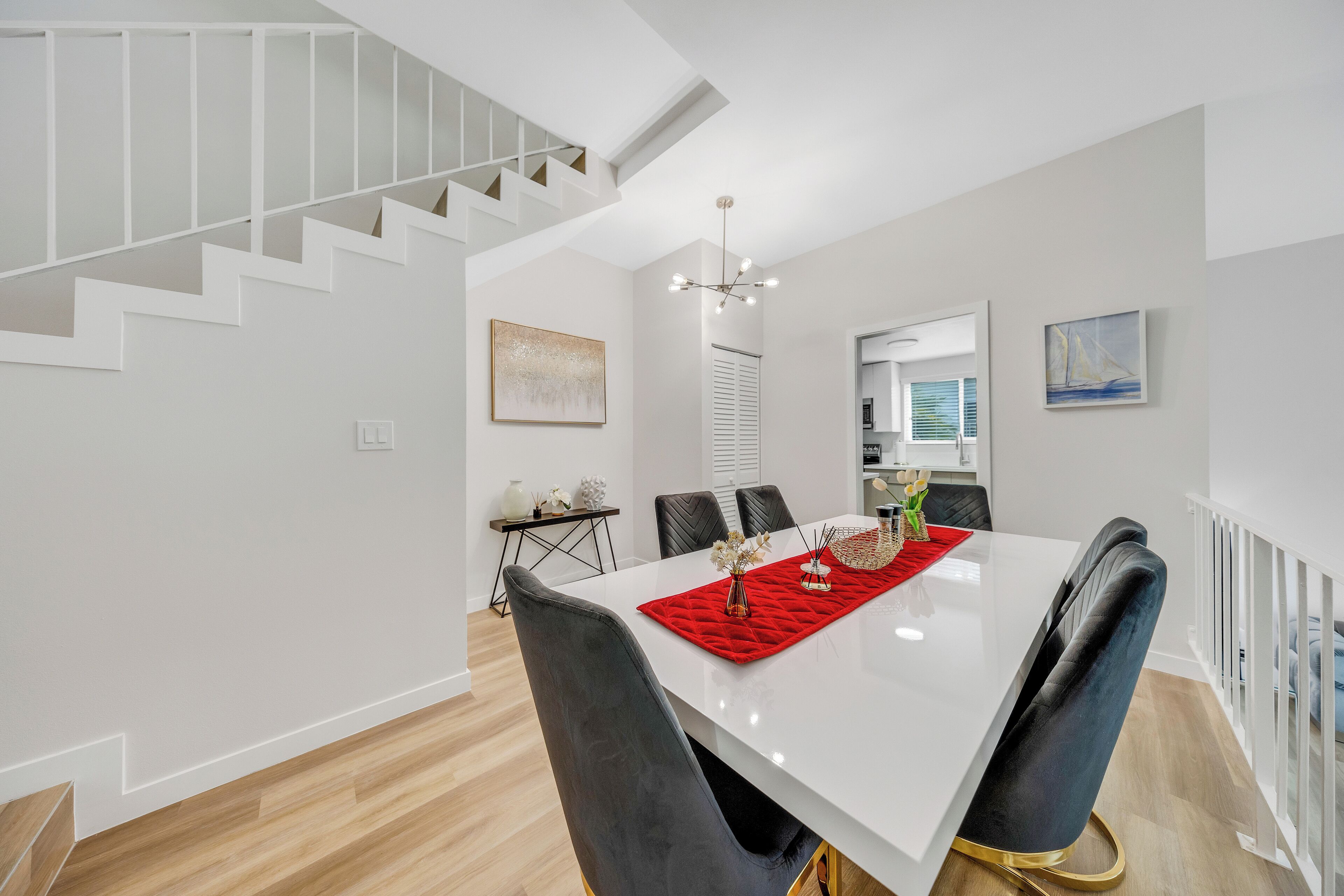 Superior Apartment, 3 Bedrooms | In-room dining