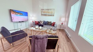 Apartamento superior, 3 quartos | Área de estar