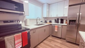 Apartamento superior, 3 quartos | Cozinha privada | Geladeira grande, micro-ondas, fogão, cooktop