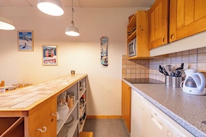 Fridge, microwave, oven, stovetop - Creux de l'ours D172 - 9 guests - Ski in - Ski out (Méribel)