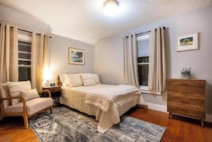 3 bedrooms, WiFi, bed sheets - The Shallot Chalet, 3 BED w/ FREE parking (Winooski)
