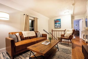 Living area - The Shallot Chalet, 3 BED w/ FREE parking (Winooski)