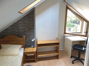 4 bedrooms, iron/ironing board, WiFi, bed sheets