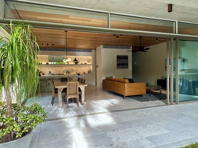 Stylish 3-bedroom apartment, minutes to Newport Beach