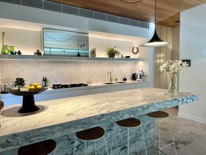 Microondas, horno, parrilla de estufa y lavavajillas