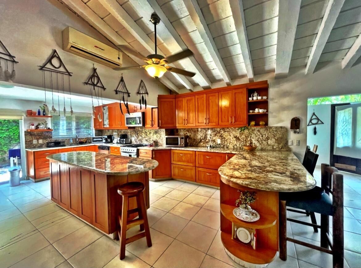 Micro-ondes, four, plaque de cuisson