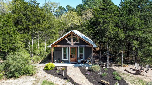 Cozy, romantic 1 bedroom cottage near Smithville