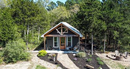 Cozy, romantic 1 bedroom cottage near Smithville