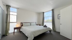Desk, iron/ironing board, travel cot, WiFi - #15 Coastal Heaven Santa Monica (Santa Monica)