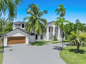 Exterior - Villa Rio Grande 8BR Lazy River Pool + Pickleball (Miami)