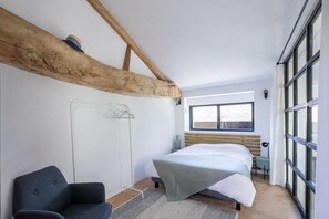 1 غرفة نوم ومكتب ومكواة/لوح كي وسرير سفر