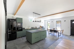 Frigorifero, microonde, forno, piano cottura