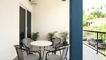 Apartamento superior, vistas a la ciudad | Balcón