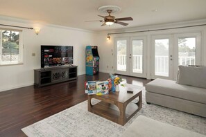 TV, fireplace, ping pong