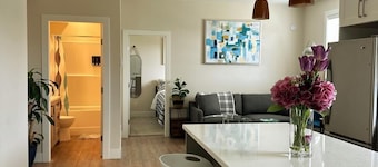 Oceana Retreat - Cozy 1BR suite with Outdoor Oasis