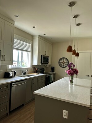 Frigorífic, microones, forn i placa de cuina