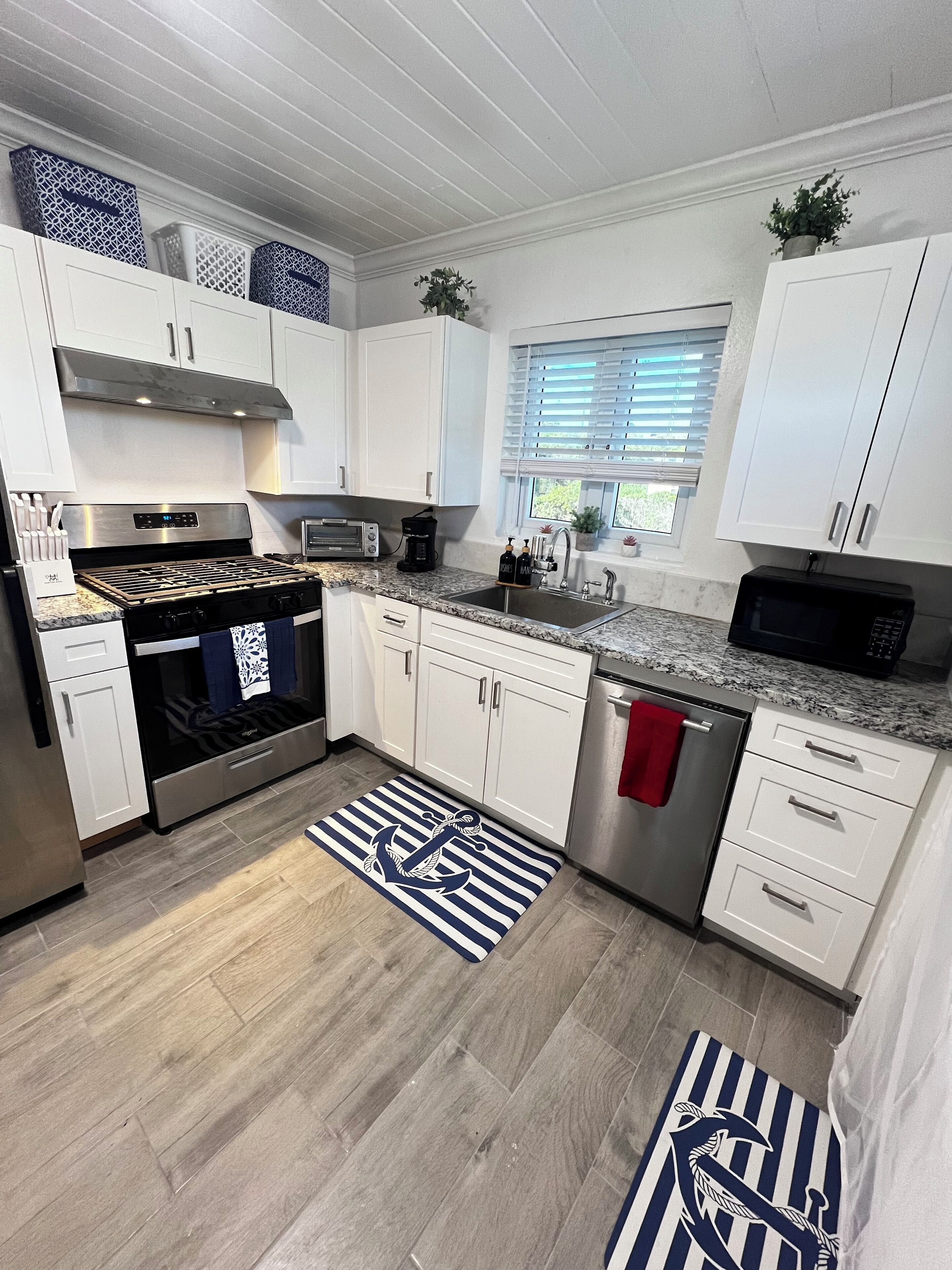 Mikrobølgeovn, ovn, kokeplater og oppvaskmaskin