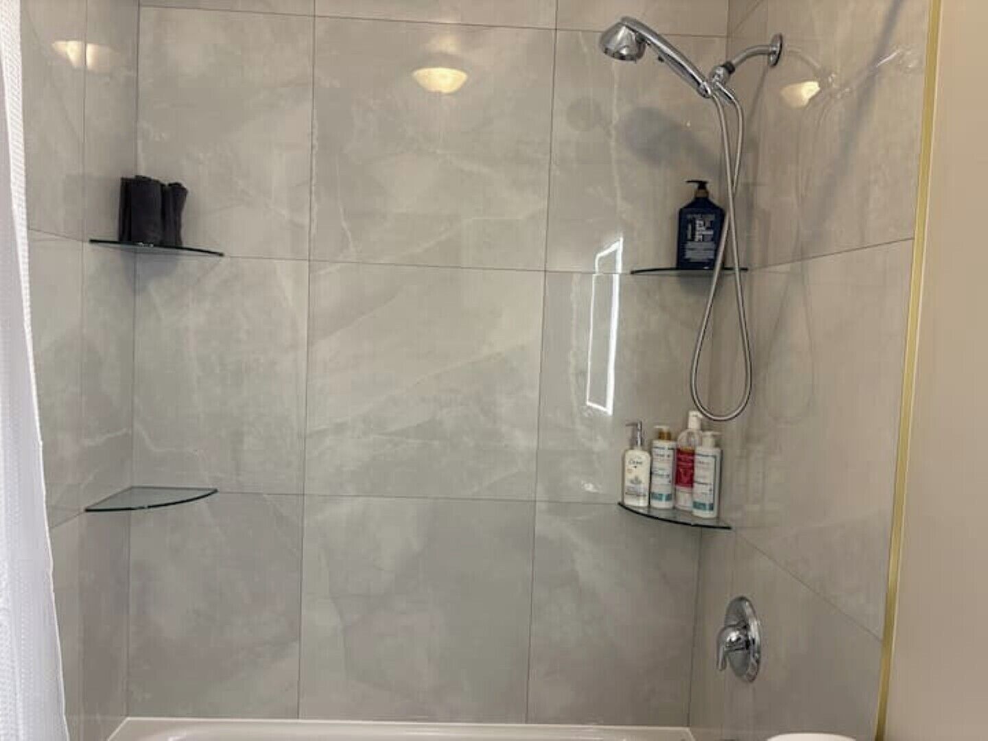 Sèche-cheveux, serviettes fournies, savon, papier toilette