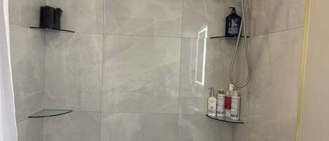 Sèche-cheveux, serviettes fournies, savon, papier toilette