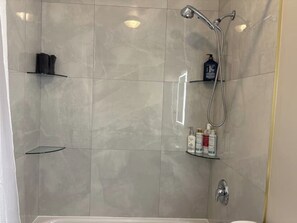 Séchoir à cheveux, serviettes fournies, savon, papier de toilette