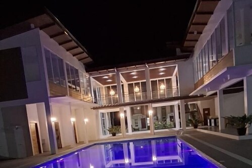 Vacation Home near Airport and White Sand Beaches