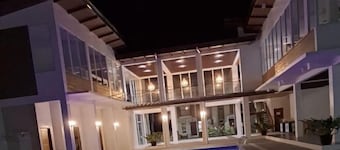 Vacation Home near Airport and White Sand Beaches