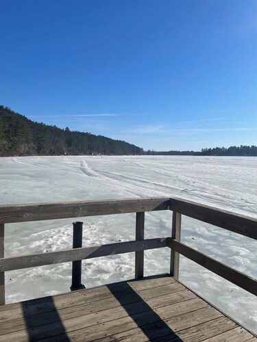 Cozy 3 Bedroom Bungalow near Lake, Fishing, Snowmobiling