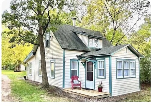 Cozy 3 Bedroom Bungalow near Lake, Fishing, Snowmobiling